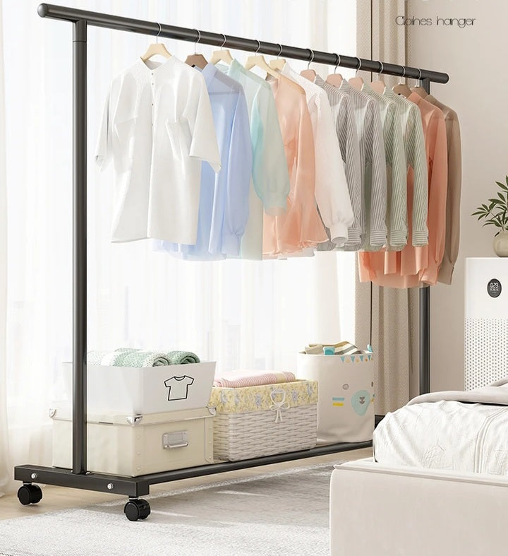 מעמד לבגדים שחורים