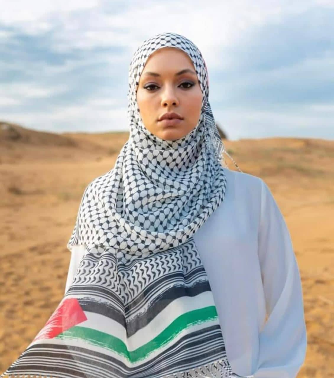 شال نسائي بنمط الحطة والعلم الفلسطيني