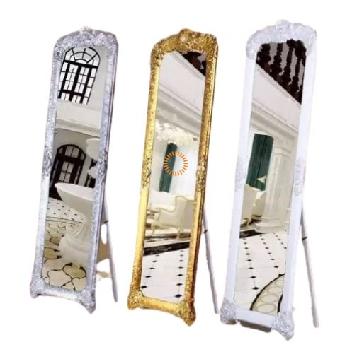 מראה אורכית עם מסגרת דקורטיבית ובסיס בסגנון אירופאי
