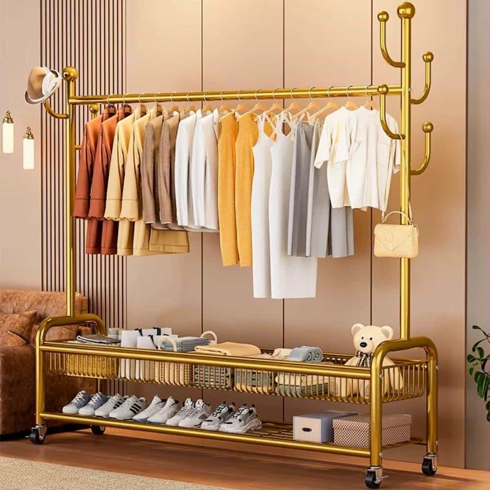 ستاند ملابس معدني باللون الذهبي يحتوي على طبقتين للتخزين وعلاقات جانبية