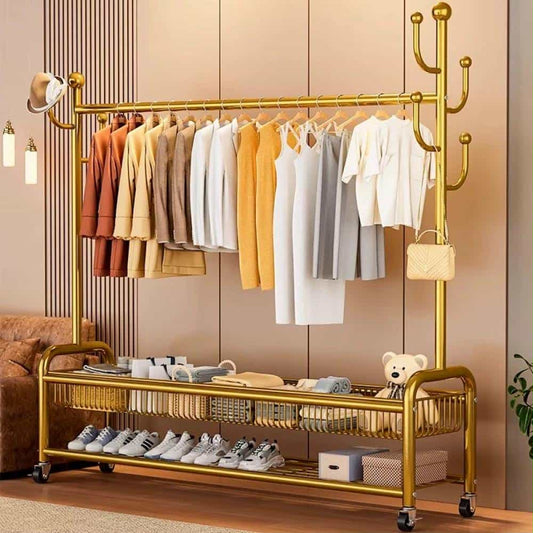 ستاند ملابس معدني باللون الذهبي يحتوي على طبقتين للتخزين وعلاقات جانبية