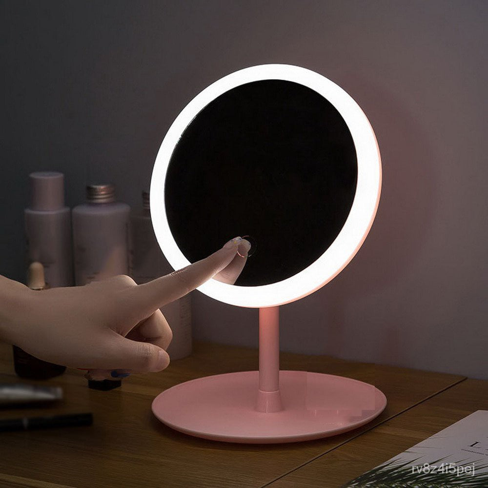 מראת איפור LED המדהימה הזו מסתובבת ב-360 מעלות