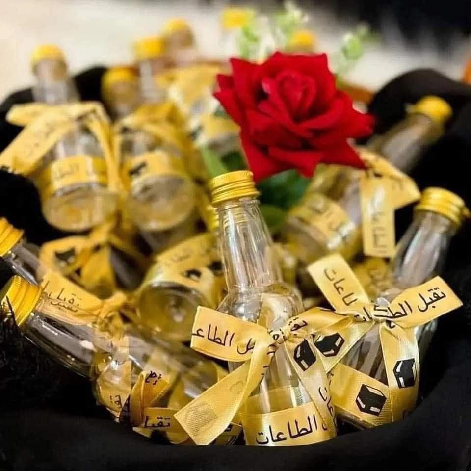 توزيعات ماء زمزم مكونة من 12 علبة حجم 13 سم